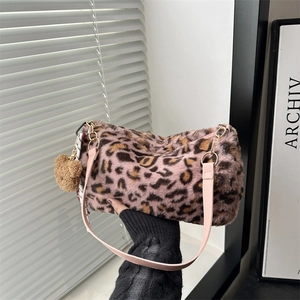 Sac fourre-tout en fausse fourrure léopard rose avec breloque ours et anses en cuir