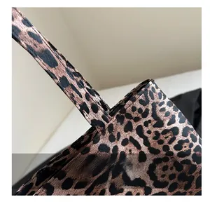 Détail montrant les coutures renforcées et le motif léopard de ce sac à bandoulière
