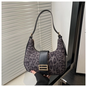 Detalle del bolso hobo de leopardo con hebilla de metal dorado y textura de cuero