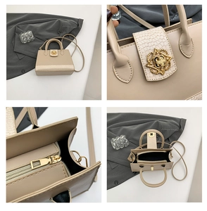 Détail du sac vintage beige avec boucle dorée fleurie et poche intérieure zippée