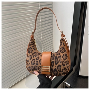 Detalle de bolso de hombro con estampado de leopardo y ribete de cuero marrón liso