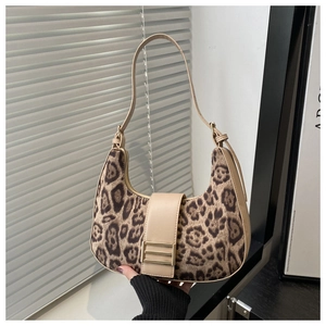 Detalle de bolso hobo con estampado de leopardo ribete de cuero y hebilla de metal