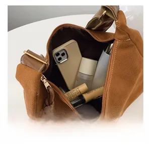 Vue de dessus d'un grand sac fourre-tout marron caramel montrant sa grande capacité