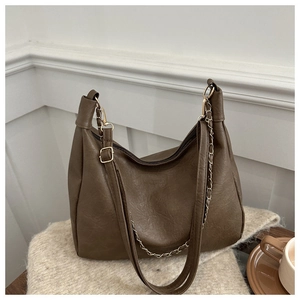 Détail du sac hobo en similicuir marron foncé avec sangle et chaîne métallique