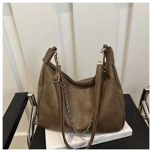 Détail du sac hobo marron café avec texture plissée et bandoulière chaîne dorée
