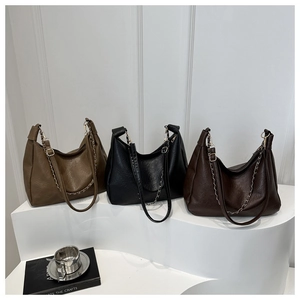 Trois grands sacs cabas en marron, noir et café avec des détails de chaîne en métal élégants