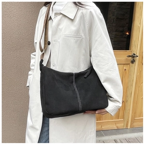 Gros plan détaillé d'un grand sac fourre-tout noir vintage avec surpiqûres blanches
