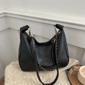 Grand sac hobo noir chic avec texture cuir vintage et bandoulière chaîne dorée