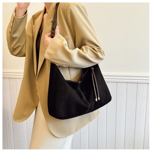 Détail du sac cabas noir givré avec surpiqûres blanches contrastées et bandoulière en cuir