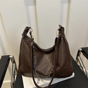 Grand sac cabas marron foncé avec texture vintage, chaîne et design minimaliste chic
