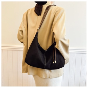 Détail du grand sac cabas noir mat avec surpiqûres blanches et anse en cuir marron