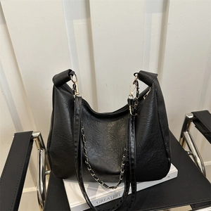 Grand sac cabas en cuir PU noir avec chaîne dorée et large bandoulière sur décor épuré