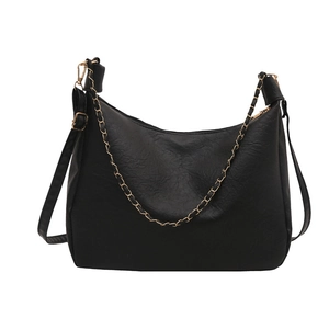 Sac fourre-tout noir minimaliste avec chaîne dorée et texture en cuir PU souple