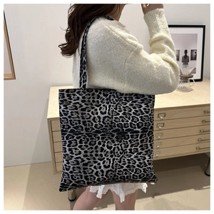 Détail d'un grand sac cabas à motif léopard avec bandoulière large pour le quotidien