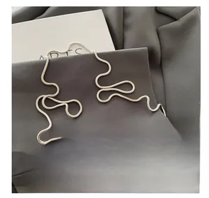 Vue détaillée de la bandoulière en chaîne serpent argentée élégante sur tissu