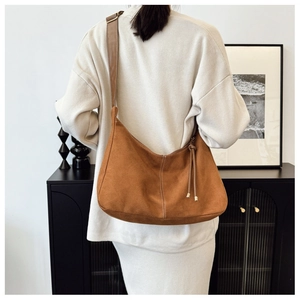 Sac hobo marron en daim dépoli avec bandoulière réglable et détail de gland chic
