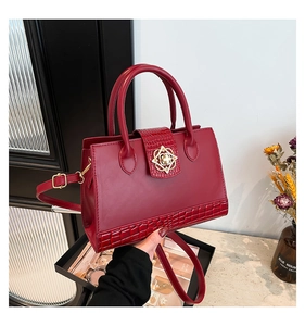 Détail du sac cabas bordeaux vintage avec texture crocodile et fermoir doré chic