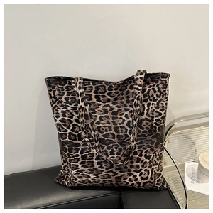 Gros plan sur la texture du sac cabas imprimé léopard avec détails du tissu