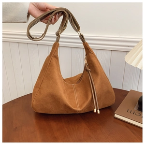 Vue détaillée d'un sac hobo vintage en toile marron foncé avec fermeture éclair