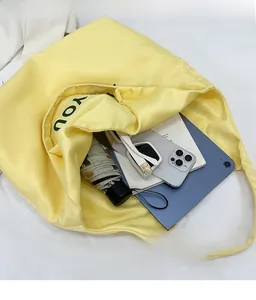 Intérieur spacieux du cabas jaune montrant la capacité pour tablette et accessoires