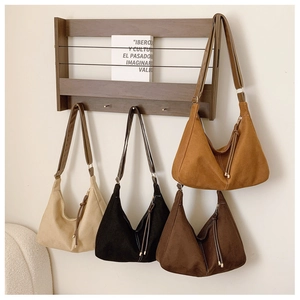 Détails de grands sacs hobo mats en quatre couleurs sur un support en bois