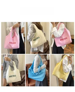 Collage montrant diverses couleurs de sacs fourre-tout portés par un mannequin