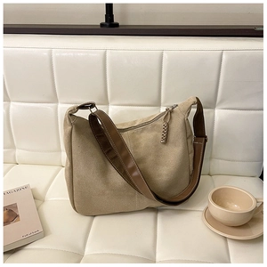 Détail de la fermeture éclair du sac hobo avec tirette tressée sur toile kaki