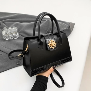 Sac fourre-tout noir rétro avec texture cuir gaufré croco et boucle fleurie dorée