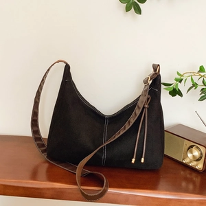 Sac hobo rétro en simili daim noir avec bandoulière marron et coutures contrastées