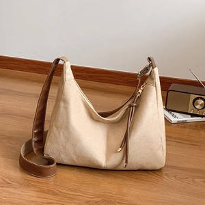 Sac hobo rétro en daim beige avec bandoulière en cuir marron et boucle en métal