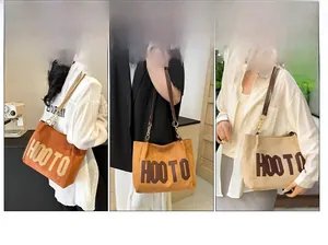 Détail du grand sac cabas HOOTO avec bandoulières en cuir et chaîne en plusieurs coloris