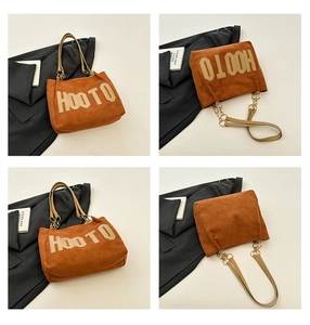 Quatre vues d'un sac cabas en daim marron avec écusson HOOTO et chaîne dorée de détail
