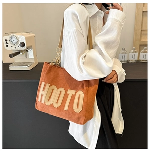 Sac fourre-tout caramel avec inscription HOOTO, fines lanières en cuir et détails de chaîne