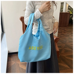 Grand sac fourre-tout bleu ciel avec lettrage AREYOU jaune et doubles poignées robustes