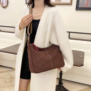 Grand sac cabas rétro en daim marron foncé avec coutures blanches contrastées