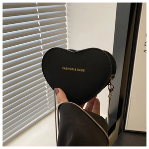 Détail du sac en forme de cœur en cuir PU noir avec texte doré et bandoulière