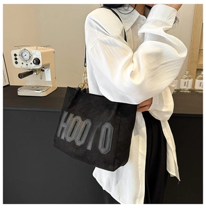 Détail latéral du grand sac cabas noir avec logo HOOTO et bandoulière à chaîne