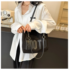 Détail du sac cabas noir avec écusson HOOTO et fine bandoulière en similicuir élégante