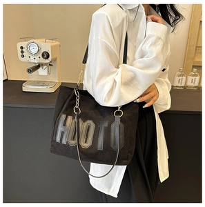 Détail du sac cabas HOOTO en toile noire avec chaîne dorée et grande capacité de rangement