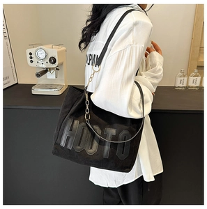 Détail du grand sac cabas noir HOOTO avec bandoulière en chaîne et style minimaliste