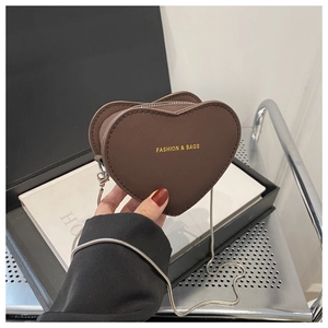 Détail du mini sac cœur marron foncé avec coutures fines et logo doré élégant