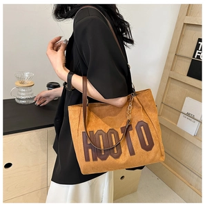 Détail du grand sac cabas en daim marron avec lettres HOOTO en cuir et double bandoulière