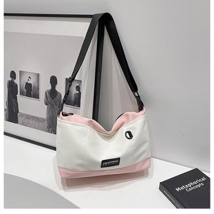 Detail of the QIANNING color-block canvas crossbody bag with adjustable nylon strap