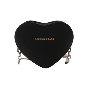 Sac à main noir minimaliste en forme de cœur avec texte doré et finitions argentées chic