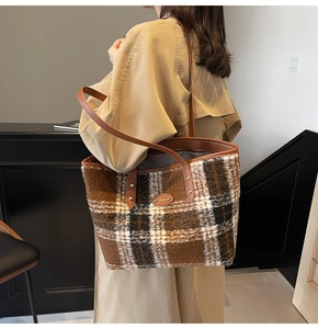 Grande borsa tote in tweed a quadri con spalline in pelle e rivetti dorati