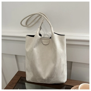 Détail du sac cabas en daim blanc crème avec fermoir magnétique et texture mate douce