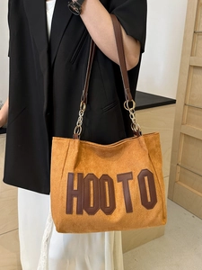 Grand sac cabas moutarde en daim avec patch HOOTO et bandoulière en chaîne dorée