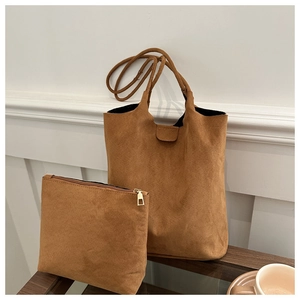 Gros plan sur l'ensemble sac cabas en daim marron avec pochette zippée assortie