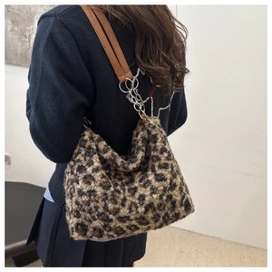 Vista detallada del bolso de felpa con estampado de leopardo y correa de piel sintética