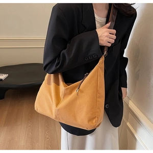 Gros plan du sac fourre-tout vintage en toile avec lanières en cuir et coutures